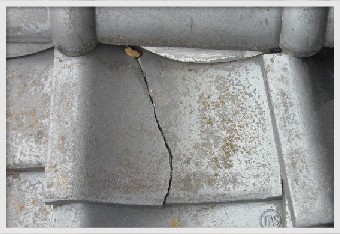 瓦の破損による雨水の侵入