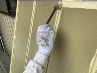 刷毛塗り 雨戸の塗装中