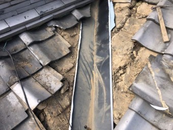 瓦の差し替え 谷板金交換
