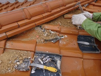 重ね塗りされていた漆喰の塗り直し