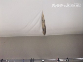 天井クロス剥がれ