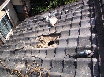 屋根修理の様子 下地工事と差し替え