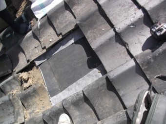 屋根修理の様子 下地工事と差し替え