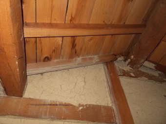 屋根裏 雨染み状況