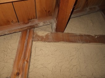 屋根裏 雨染み状況