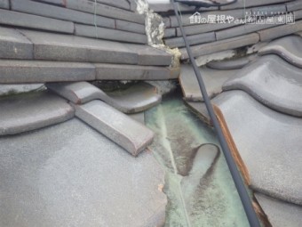 谷板金穴あき