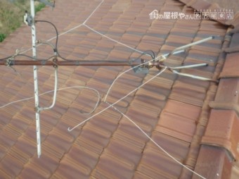 台風被害瓦割れ