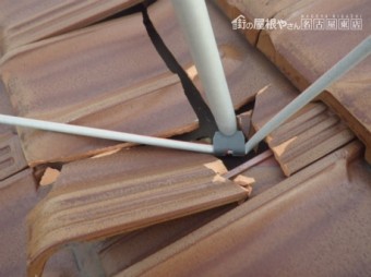 台風被害瓦割れ
