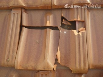 台風被害瓦割れ