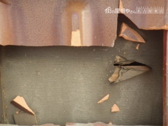 台風被害瓦割れ