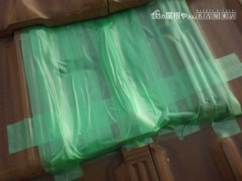 台風被害瓦割れ