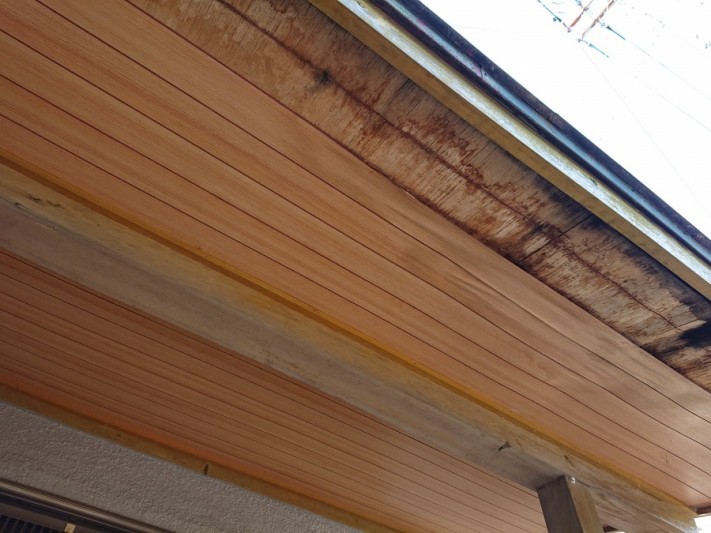 玄関上屋根 雨染み