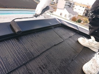 スレート屋根の塗装 下塗りと中塗り