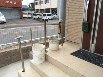 手摺ポール設置中