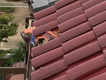 台風被害 瓦の割れ補修