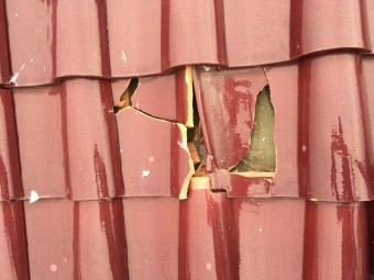 台風被害 瓦の割れ補修
