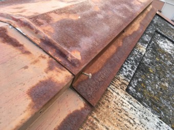 スレート屋根 棟板金の台風被害