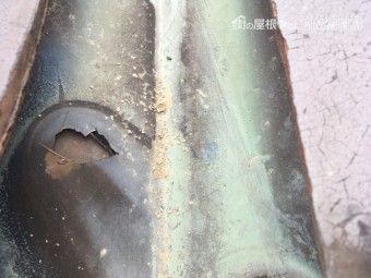 天井から雨音 谷板金の穴あき