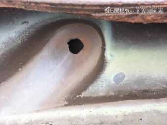 天井から雨音 谷板金の穴あき