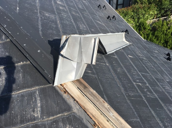 棟板金のめくれ スレート屋根の台風被害
