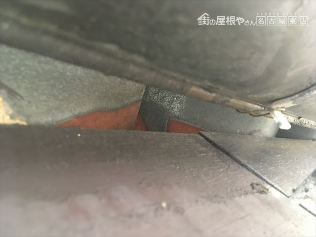 瓦屋根 雀の巣