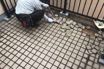 タイルをはがす作業