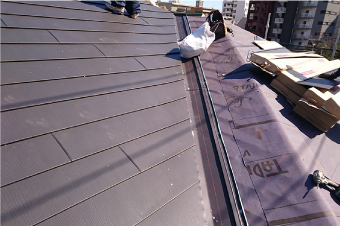 防水紙を敷設し新しい屋根材によって屋根カバー