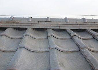 のし瓦と屋根瓦の間に漆喰を詰め、銅線で固定します