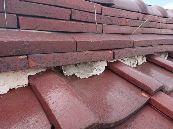 瓦屋根　棟の不具合　漆喰の劣化