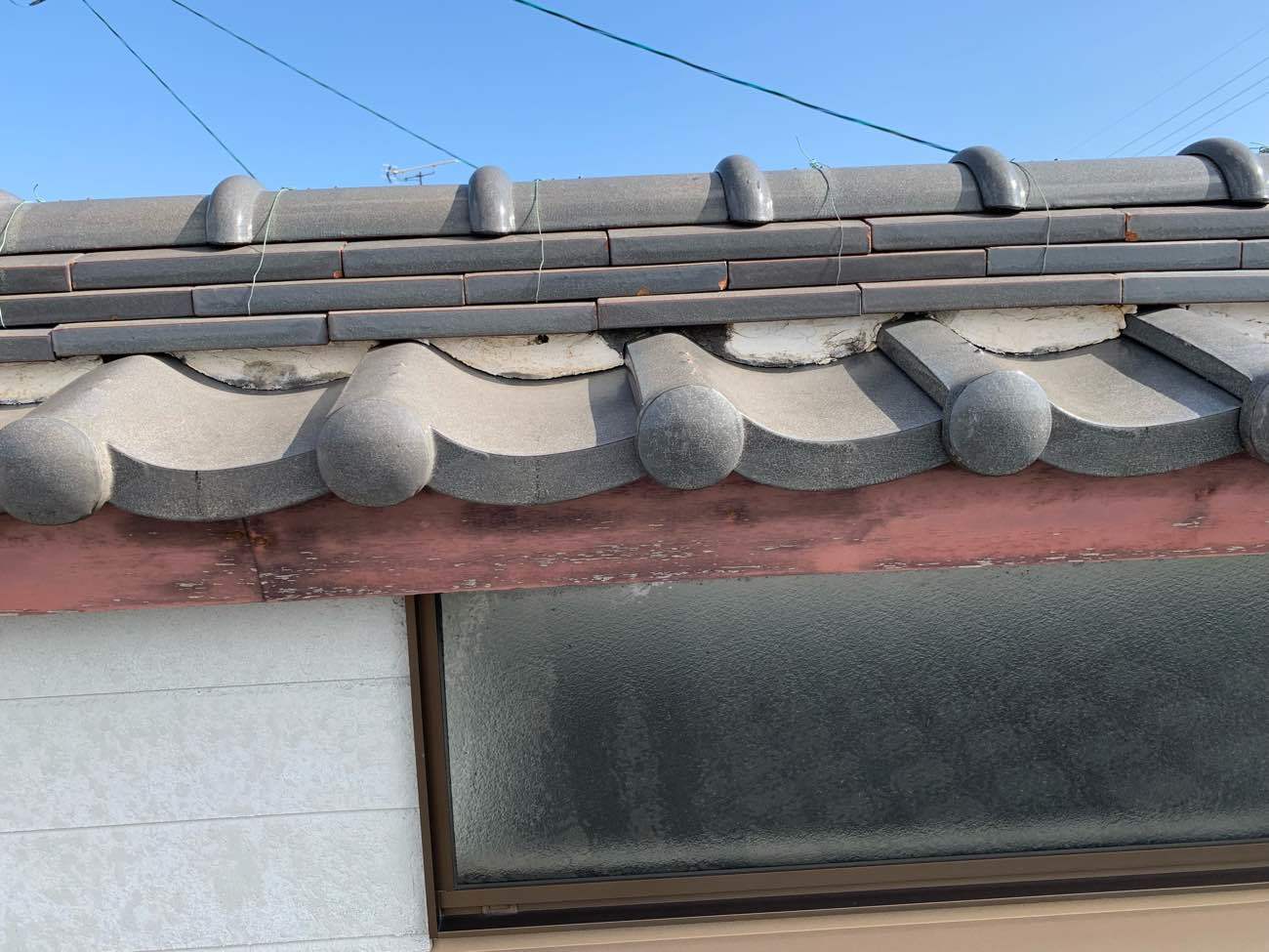 名古屋市北区で古く劣化した屋根漆喰工事　重ね塗りは厳禁です