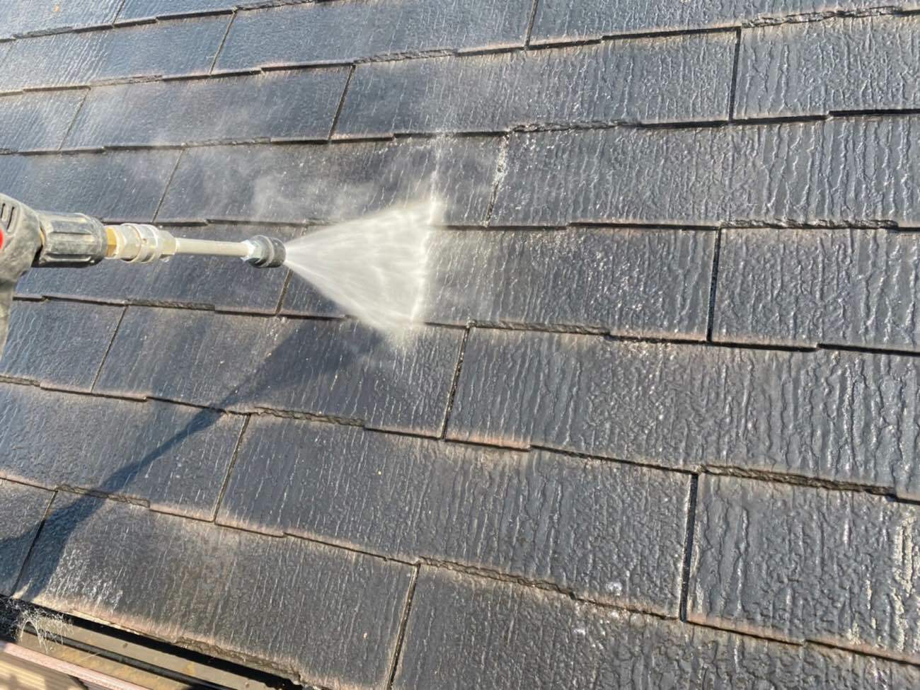 屋根塗装高圧洗浄をしています