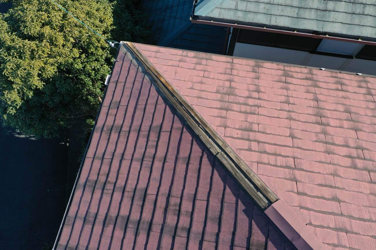 棟板金が外れ下地木材が露出している状態