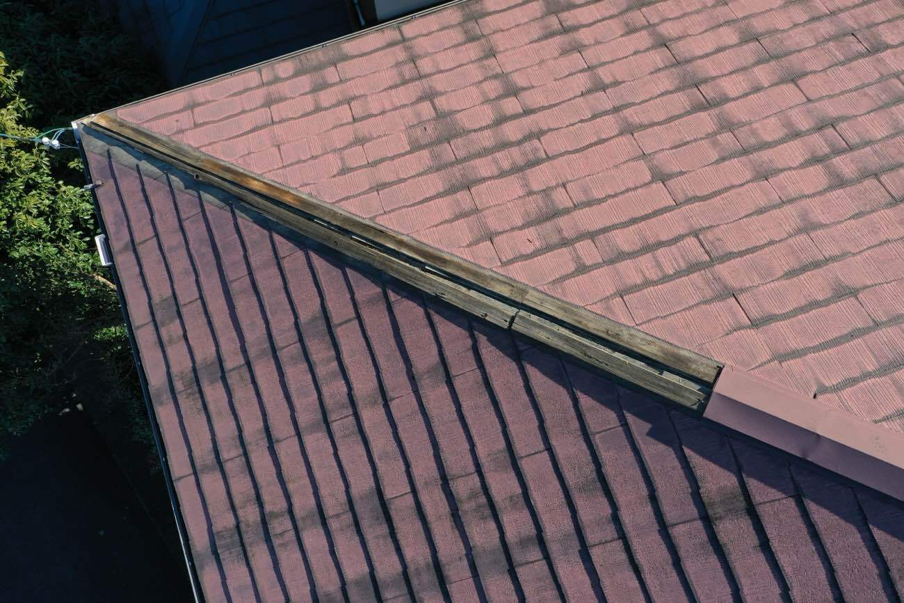 棟板金の欠損が広範囲にわたっていた箇所