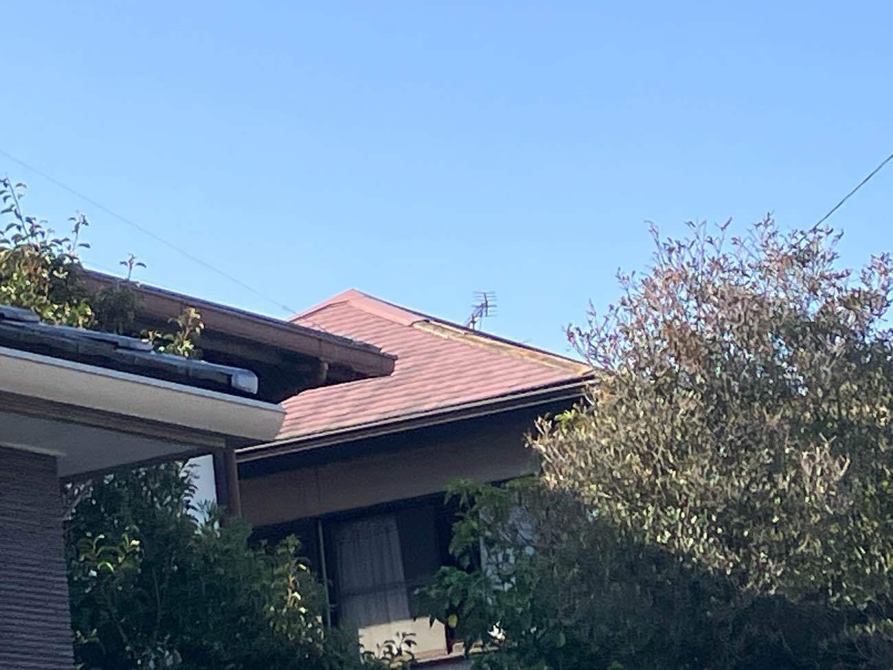 遠目から見てもわかる棟部分の損傷