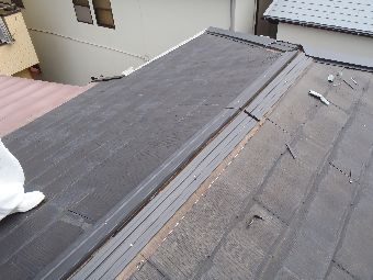 棟部　棟板金の貫板(人工木材)施工状況