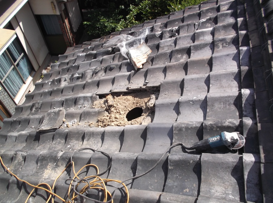 屋根修理の様子　下地工事と差し替え