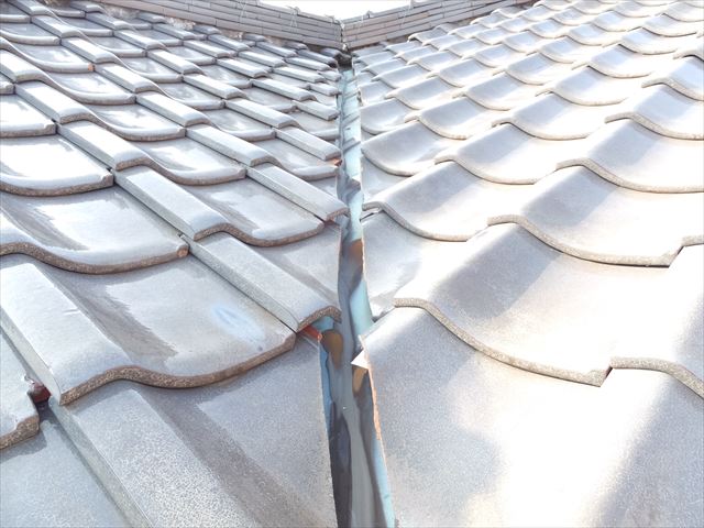 屋根漆喰　谷板金　劣化