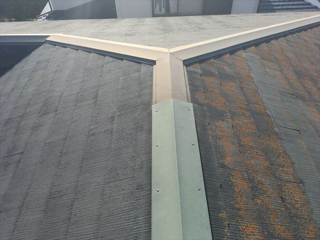 スレート屋根の劣化　退色及び苔カビ