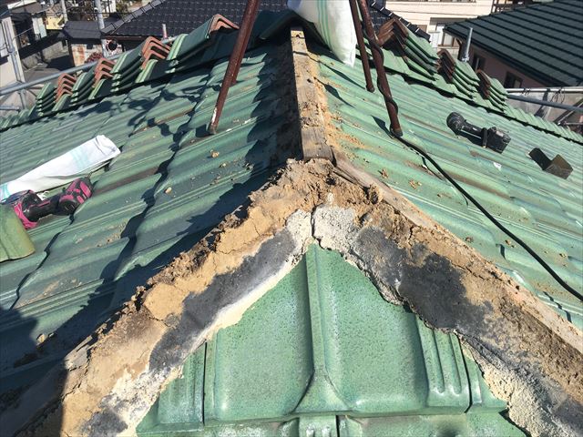 屋根漆喰工事　棟取り直し工事　漆喰と土の撤去