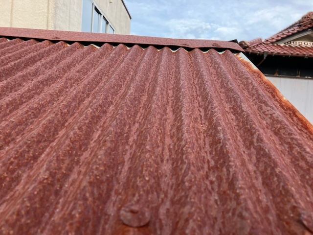 名古屋市北区でトタン屋根のサビと穴開き調査・腐食も進み穴が発生。塗装ができないため屋根トタンの葺き替えが必要な状態