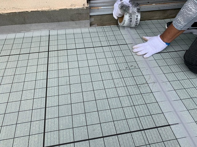 千種区で雨漏りが生じた陸屋根の防水工事、パラペットと防水シート上への塗装を実施