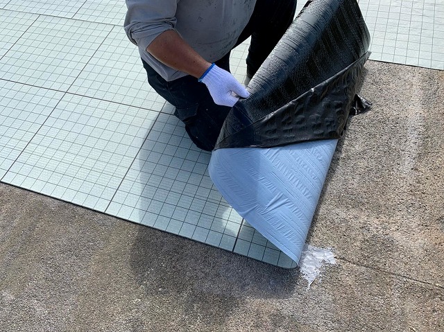 防水シートの設置