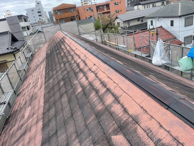 名古屋市千種区で老朽化が進んだ屋根を横暖ルーフでカバー工事・施工前状況と防水シートの設置