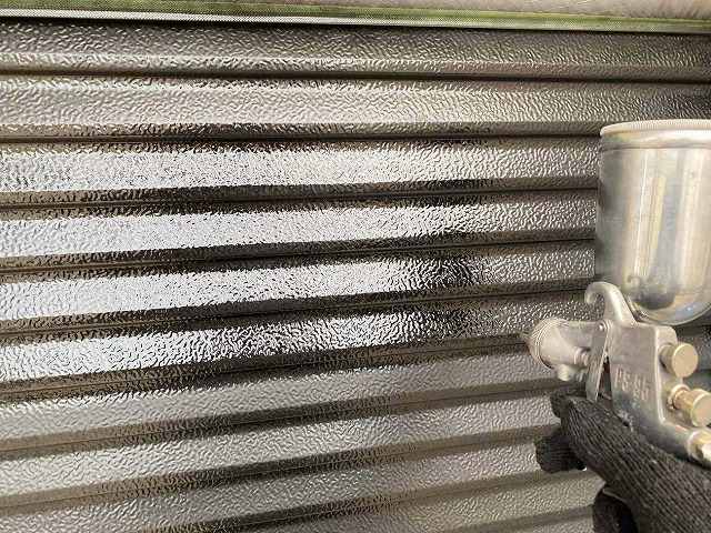 雨戸の吹付塗装