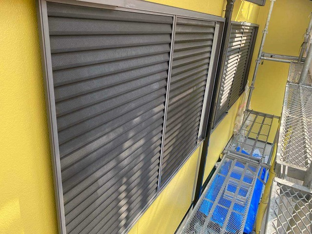 名東区で実施した外壁塗装にて付帯部を塗装、外壁の下部の水切り板金も塗装しました