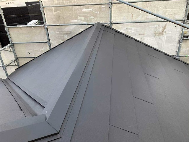名東区でパミール屋根を金属屋根材で屋根カバー工事施工後の様子、金属系の屋根材が相性良い理由