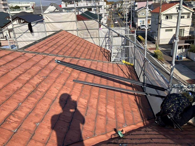 名東区でパミール屋根の劣化を確認、塗装ではなく屋根カバー工事でメンテナンス