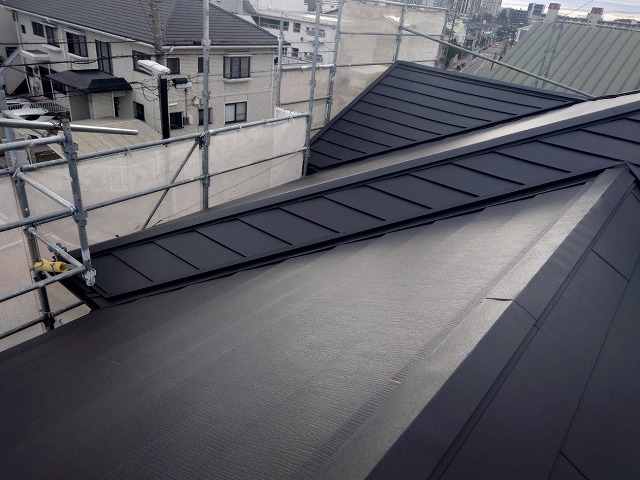 金属系の屋根材で屋根カバー