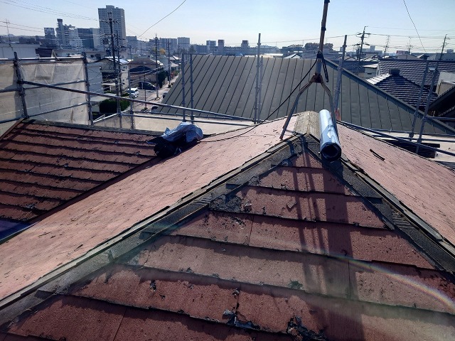 名東区で経年劣化したパミール屋根を確認、防水シートの重要性とカバー工事を解説