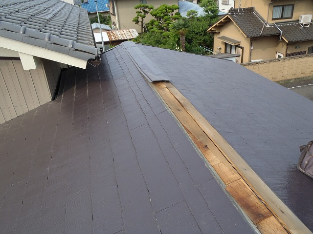 守山区で強風により棟板金が飛散、貫板の交換から屋根の修理を進めます